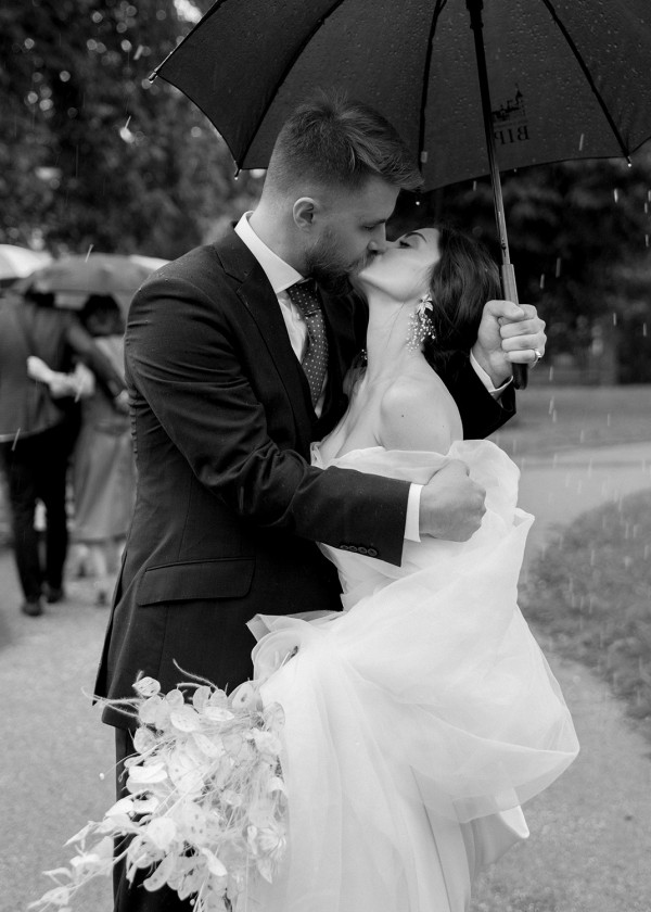 Романтичная свадьба в дождливый день