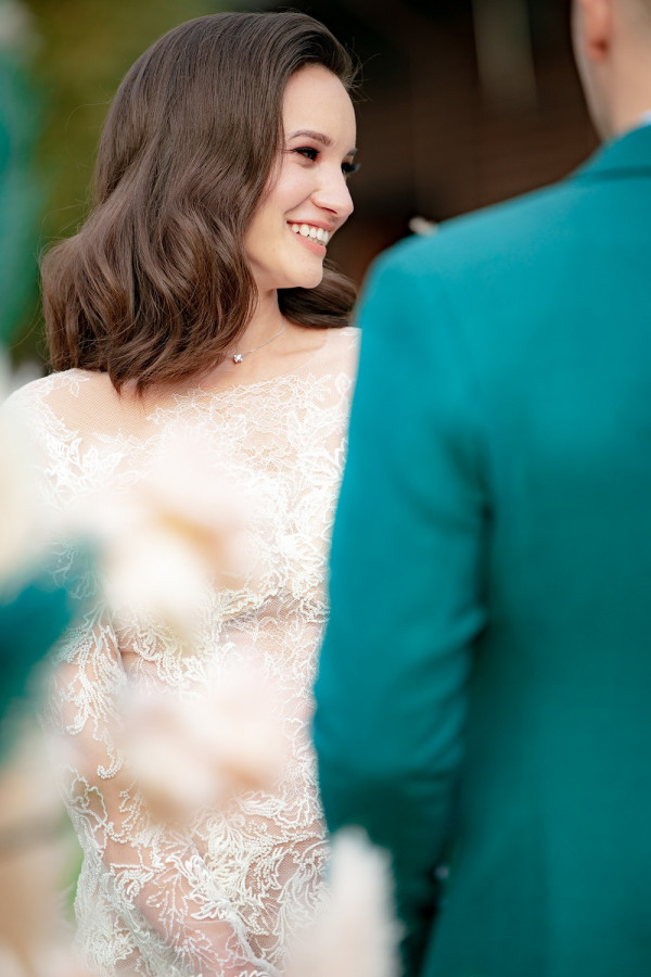 Яркая свадьба на природе