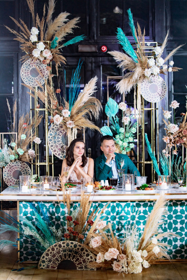 Яркая свадьба на природе