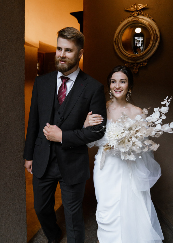 Романтичная свадьба в дождливый день