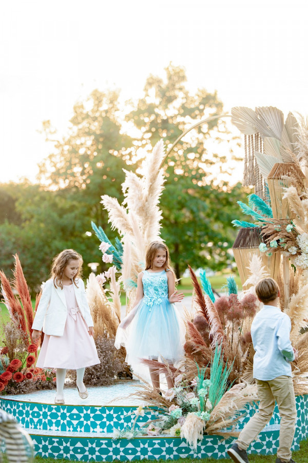 Яркая свадьба на природе