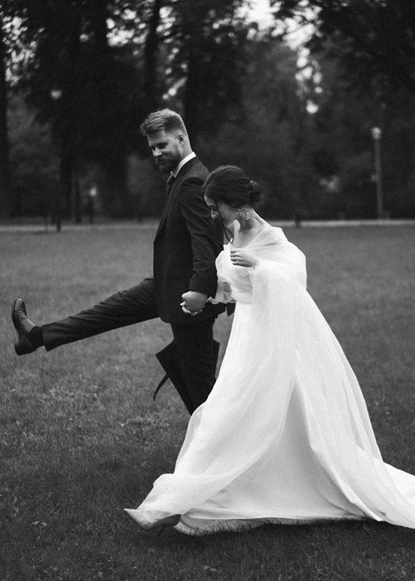 Романтичная свадьба в дождливый день