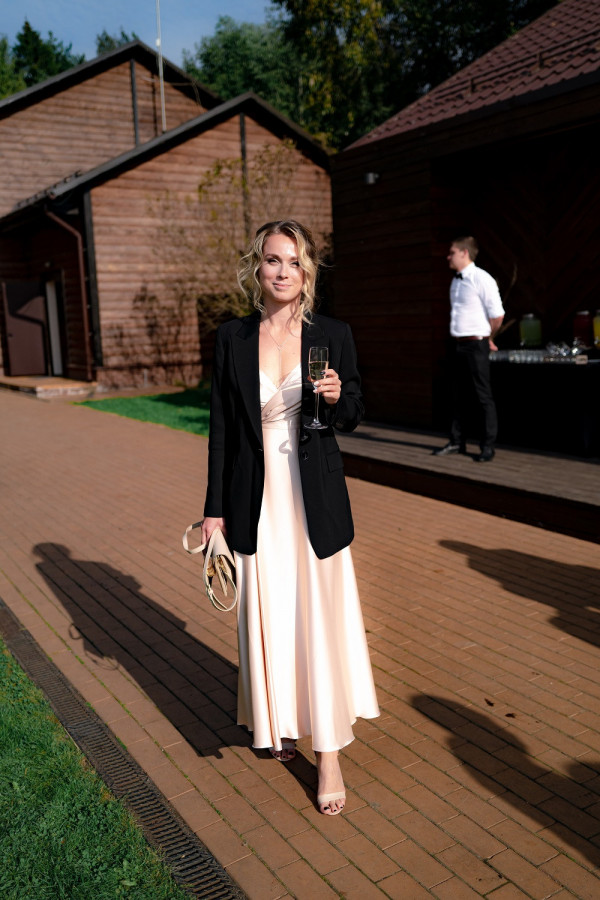 Яркая свадьба на природе