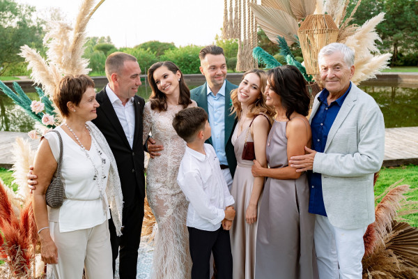 Яркая свадьба на природе