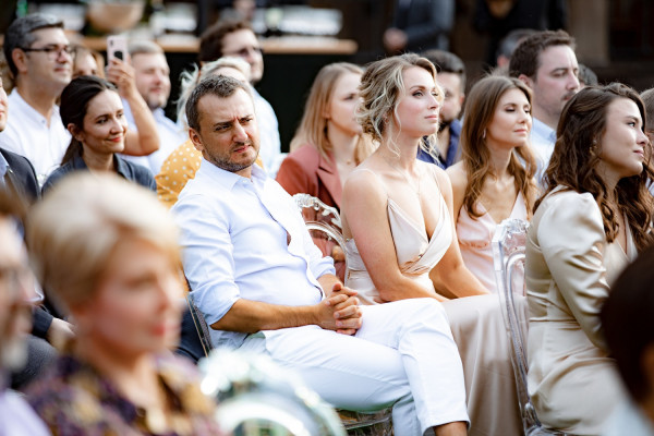 Яркая свадьба на природе