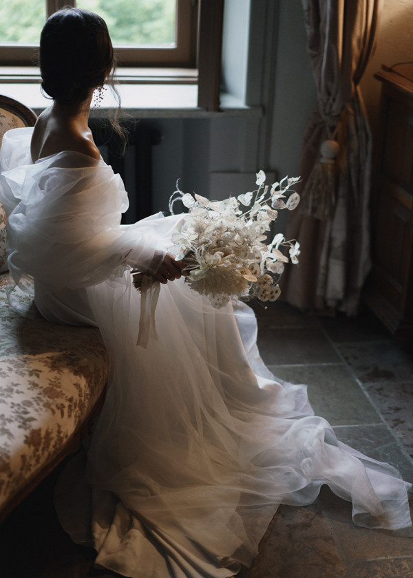 Романтичная свадьба в дождливый день