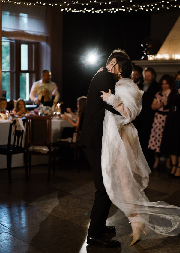 Романтичная свадьба в дождливый день