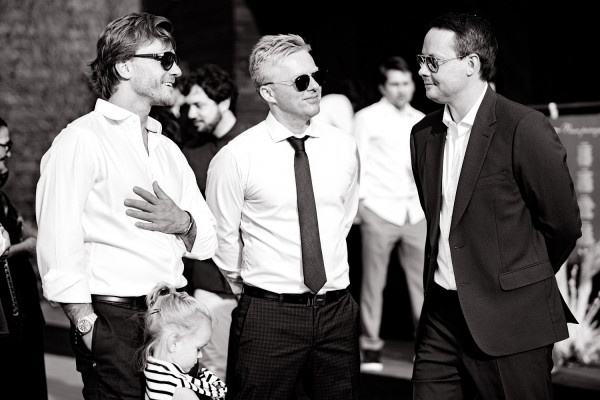 Яркая свадьба на природе