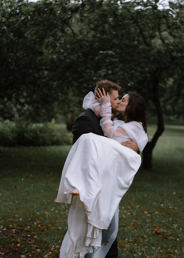 Романтичная свадьба в дождливый день