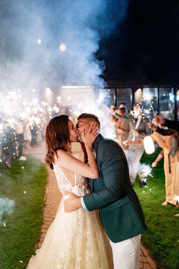 Яркая свадьба на природе