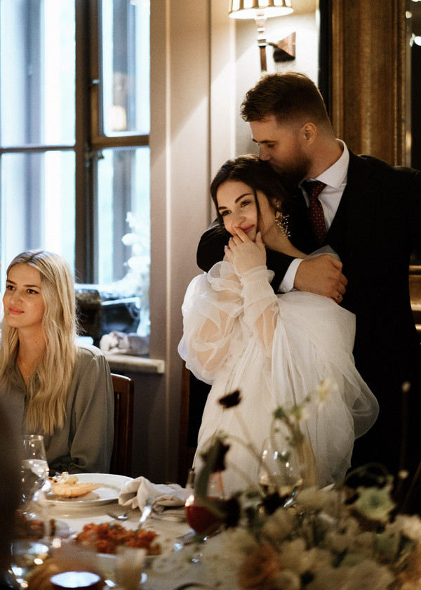 Романтичная свадьба в дождливый день