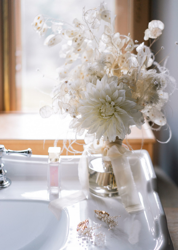 Романтичная свадьба в дождливый день