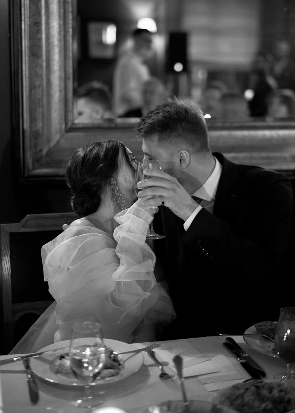 Романтичная свадьба в дождливый день