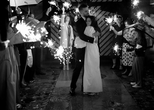 Романтичная свадьба в дождливый день