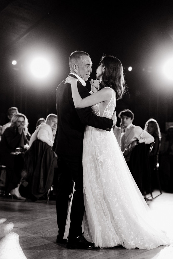 Яркая свадьба на природе