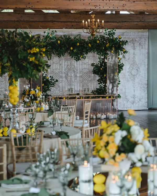 Как использовать на свадьбе главные цвета 2021