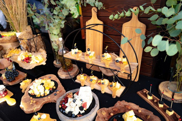 Яркая свадьба на природе