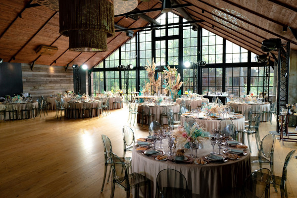 Яркая свадьба на природе