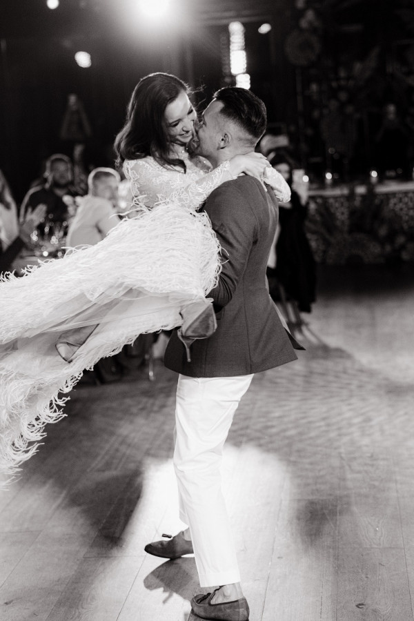 Яркая свадьба на природе