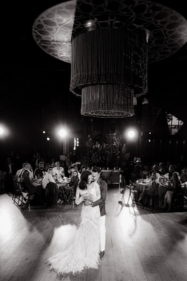 Яркая свадьба на природе