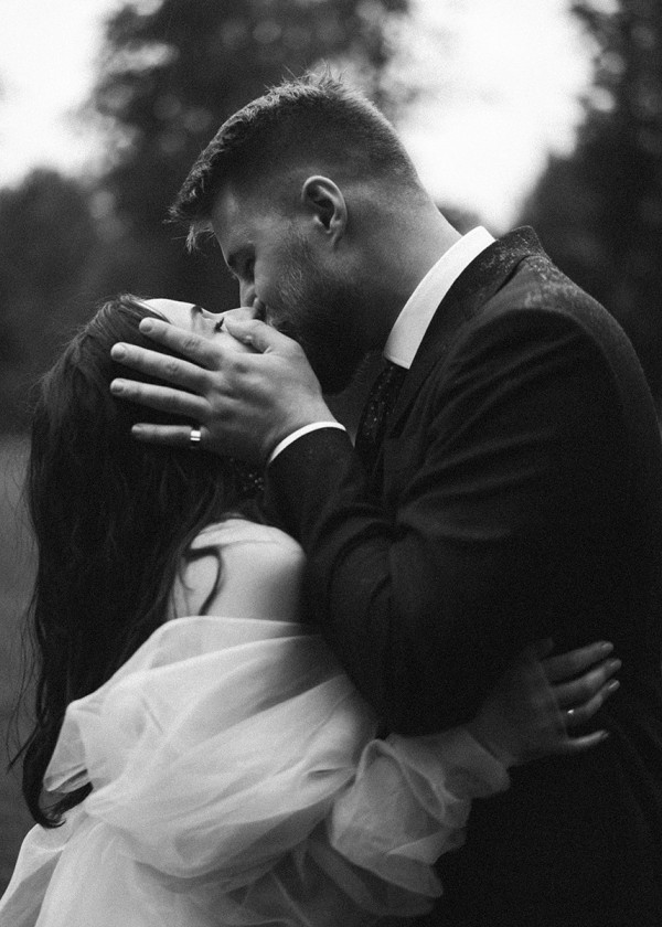 Романтичная свадьба в дождливый день