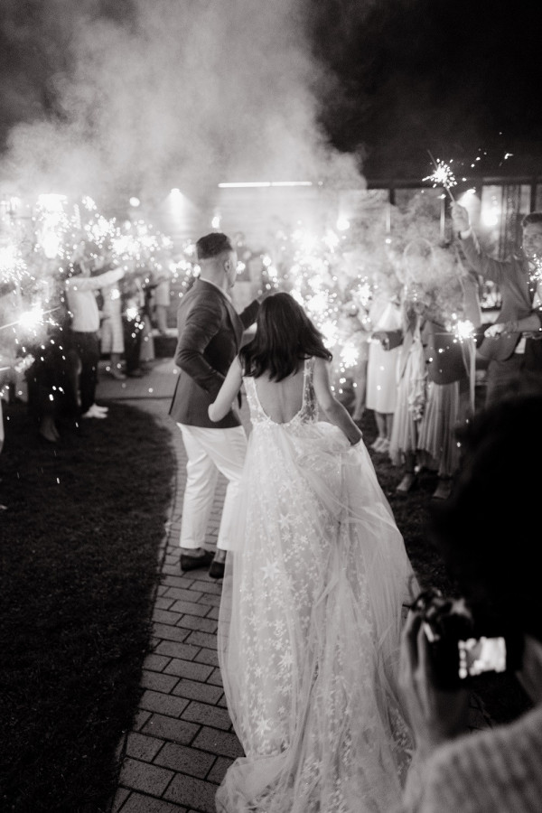 Яркая свадьба на природе