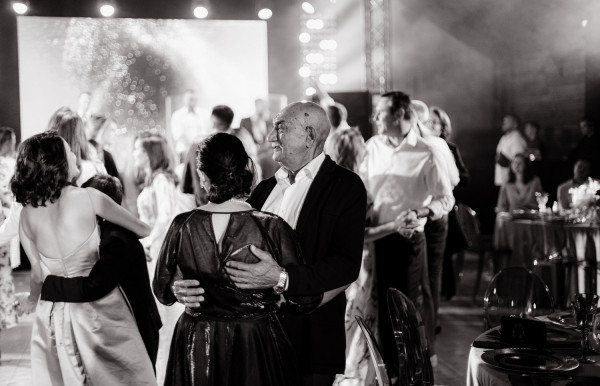 Яркая свадьба на природе