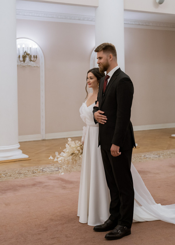 Романтичная свадьба в дождливый день