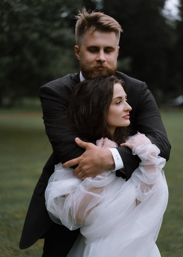 Романтичная свадьба в дождливый день