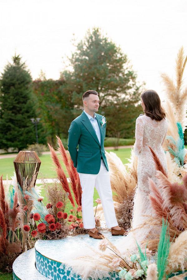 Яркая свадьба на природе