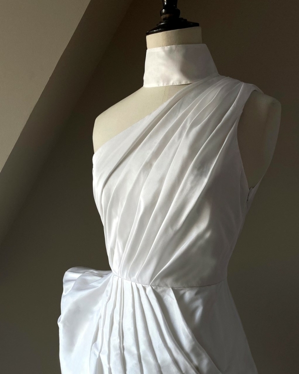 Свадебное платье с горлом все еще в