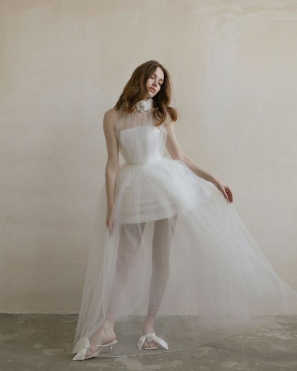 Свадебное платье с горлом все еще в