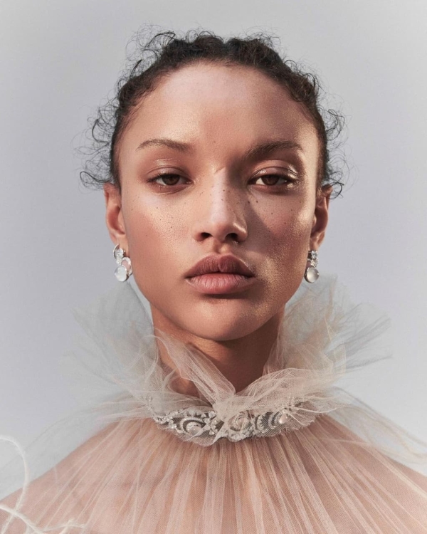 Свадебное платье с горлом все еще в