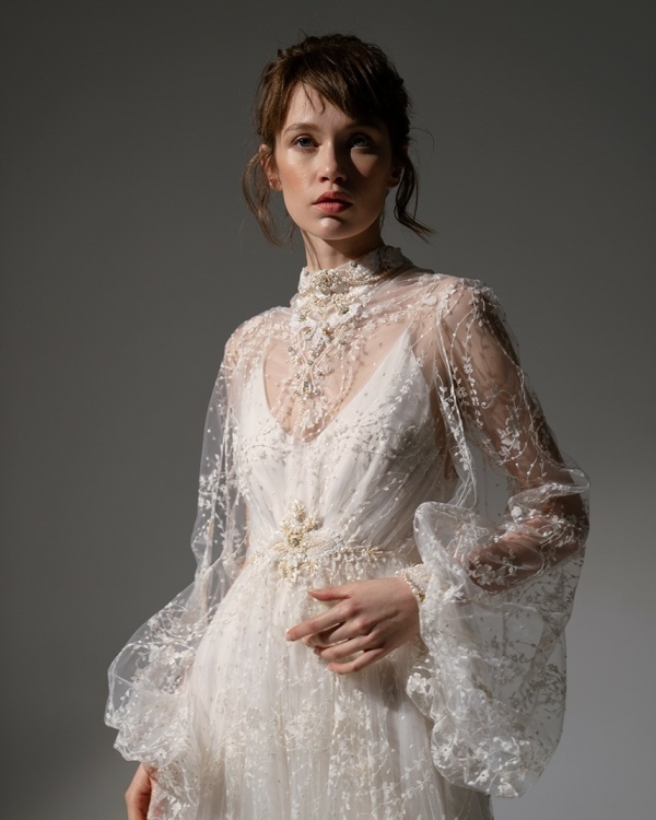 Свадебное платье с горлом все еще в