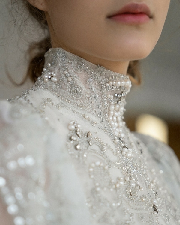 Свадебное платье с горлом все еще в