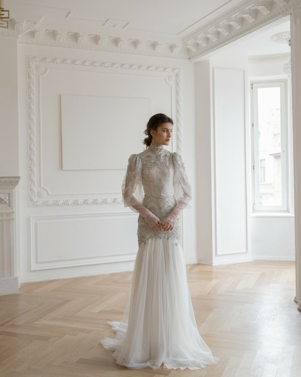 Свадебное платье с горлом все еще в