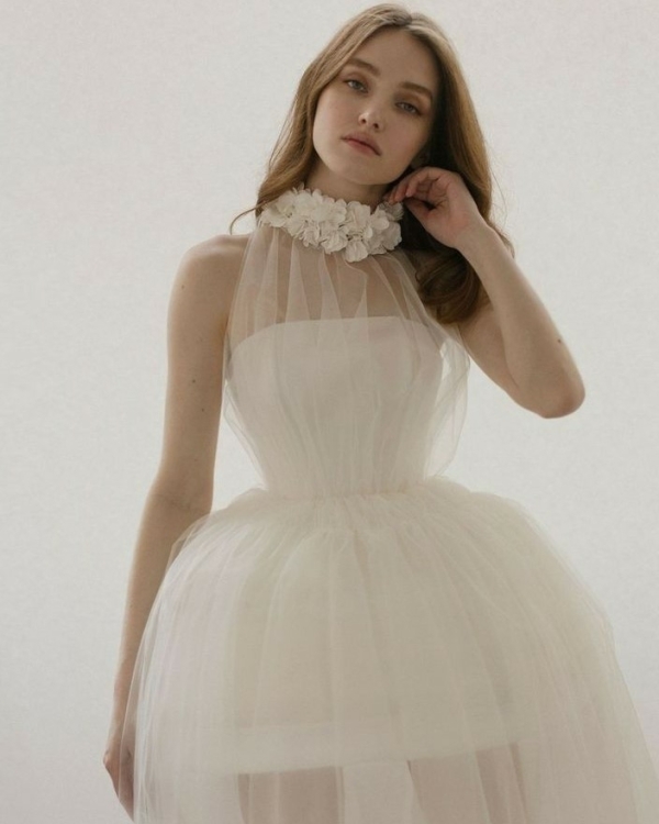 Свадебное платье с горлом все еще в