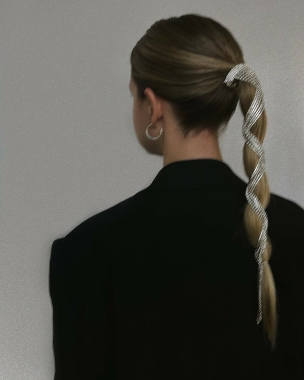 Как уложить длинные волосы на свадьбу?