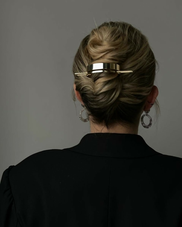 Как уложить длинные волосы на свадьбу?