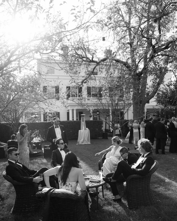 А надо ли приглашать их на свадьбу?