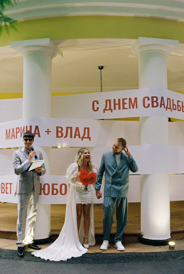 Интервью с невестой: о вдохновении 90-ми, контролируемом