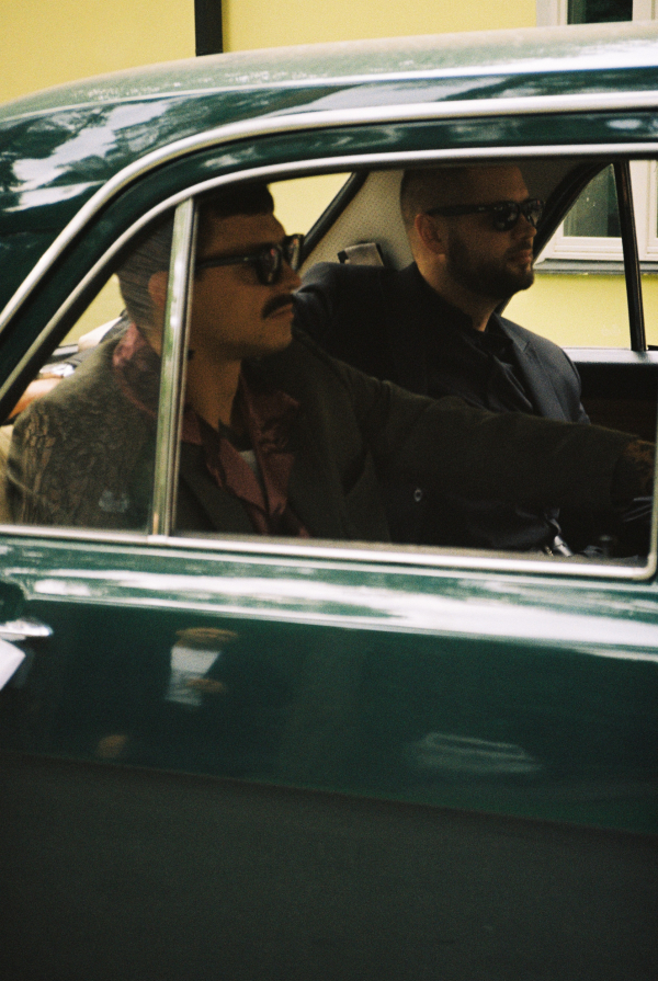 Интервью с невестой: о вдохновении 90-ми, контролируемом