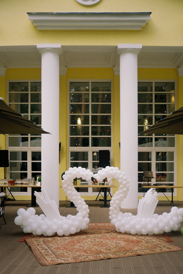 Интервью с невестой: о вдохновении 90-ми, контролируемом