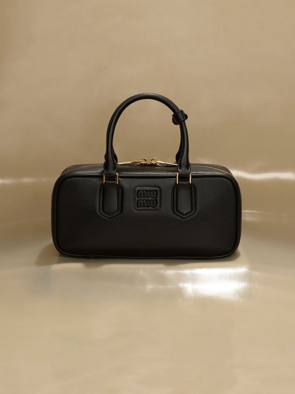 Сезоном SS'24 будут править минималистичные сумки. Рассказываем,