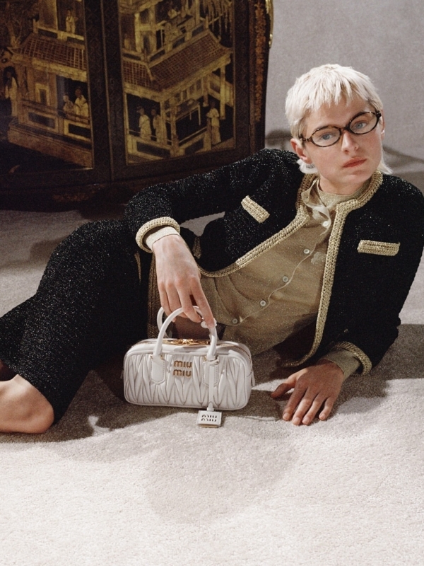 Сезоном SS'24 будут править минималистичные сумки. Рассказываем,