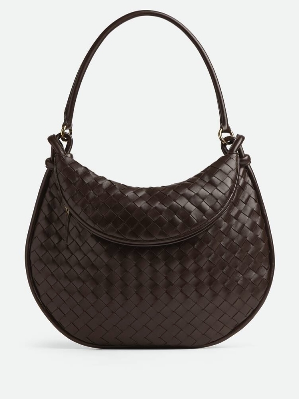 Сезоном SS'24 будут править минималистичные сумки. Рассказываем,