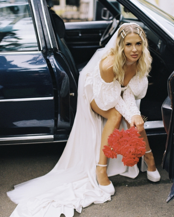 Интервью с невестой: о вдохновении 90-ми, контролируемом