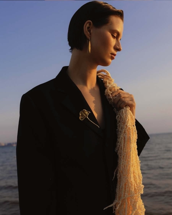 Больше — лучше! Актуальные стейтмент-броши для эффектного