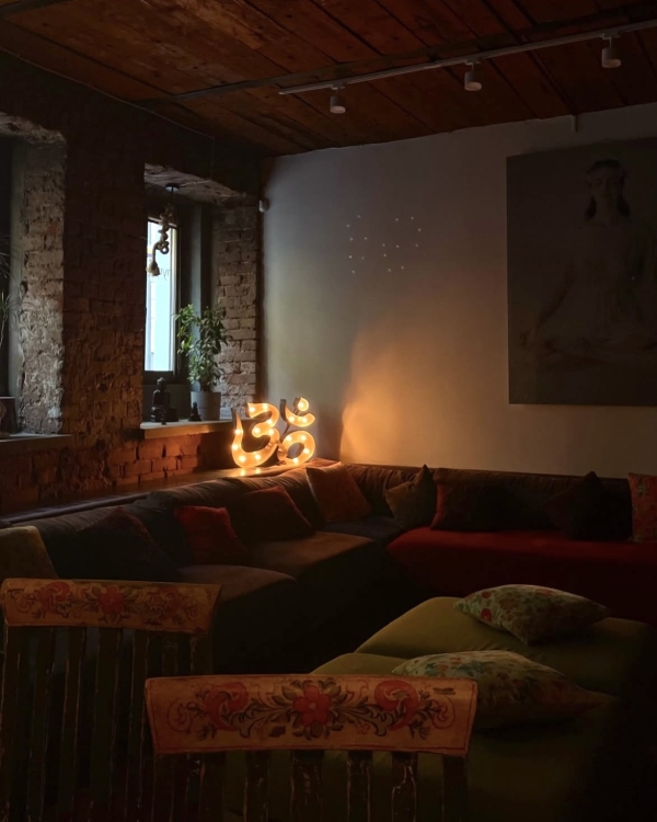 Собака мордой вниз: 7 топовых йога-студий Москвы