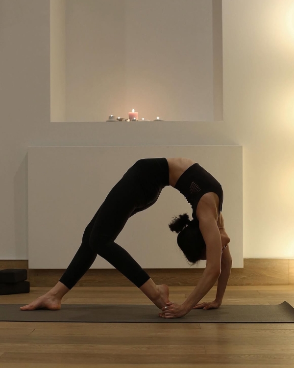 Собака мордой вниз: 7 топовых йога-студий Москвы